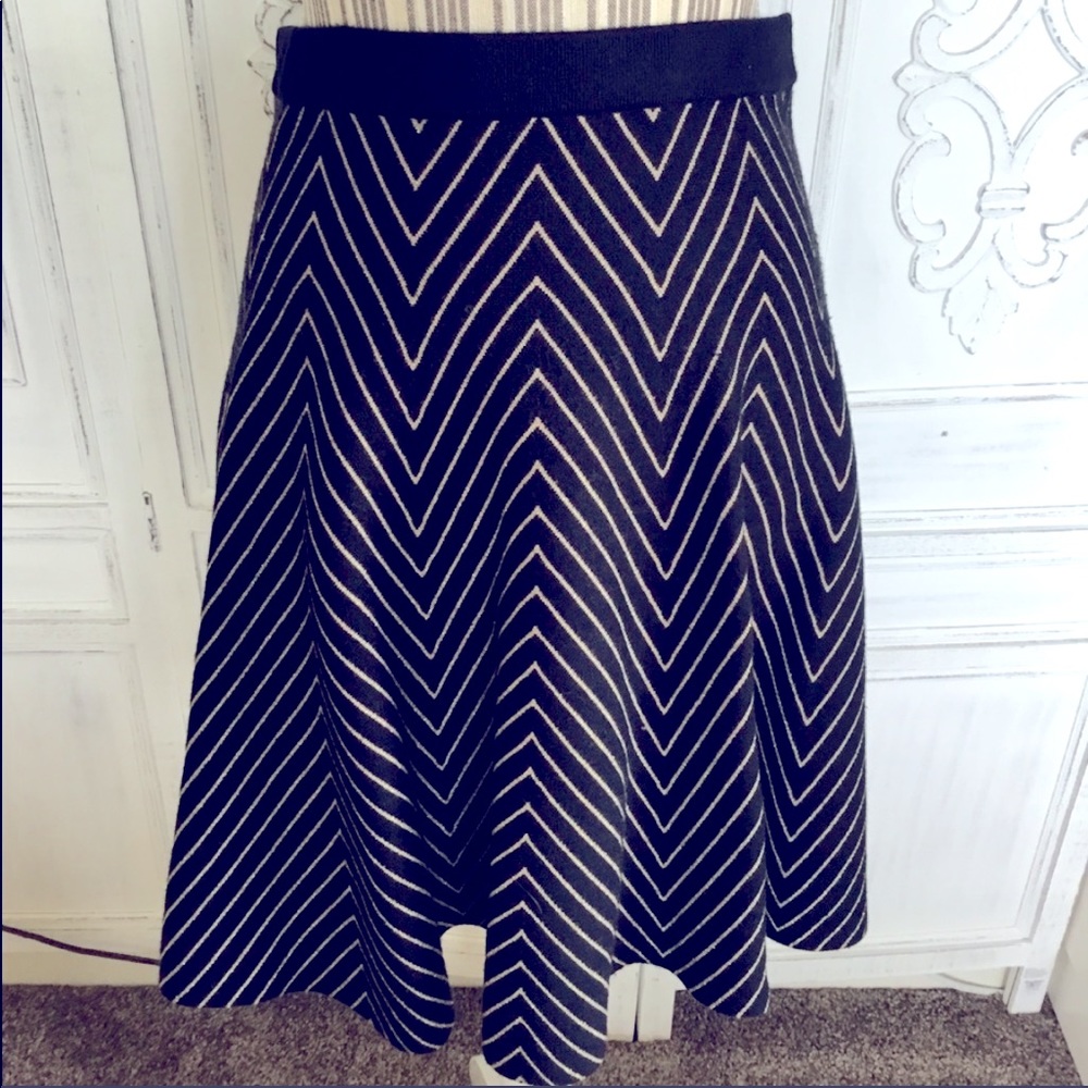 Chelsea and Theodore Blk/gold knit pull on skirt ✨🌘